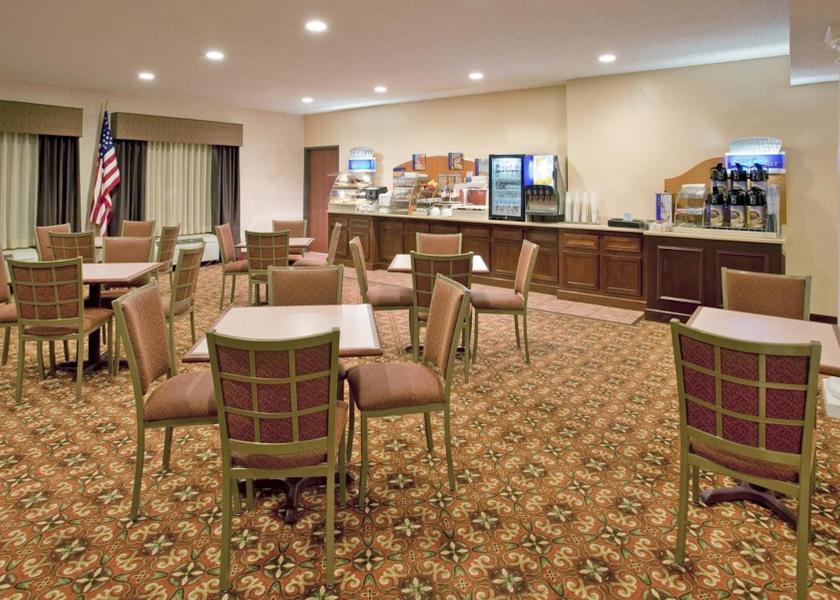 Illinois Highland shared lounge/tv area