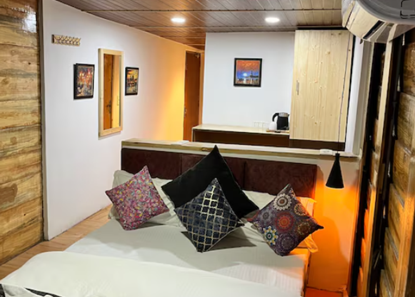 Himachal Pradesh Kasol Wooden Chalet With River View