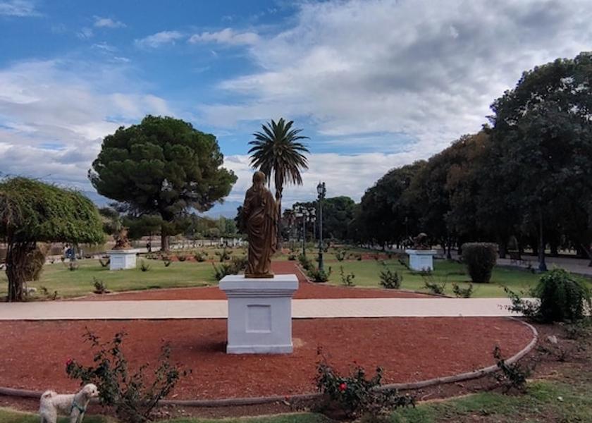 Mendoza Mendoza Exterior Detail