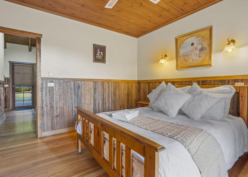 Victoria Badger Creek Room