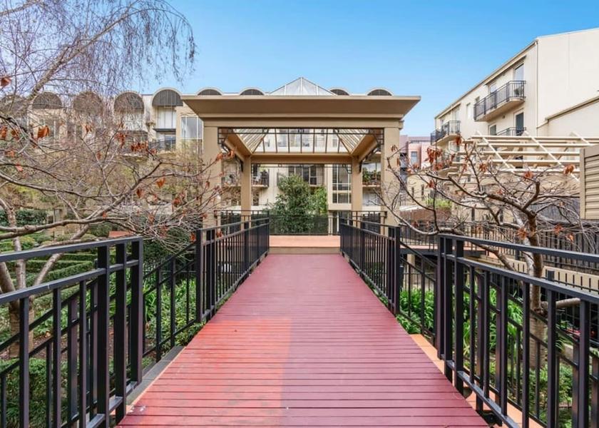 Victoria Melbourne Room