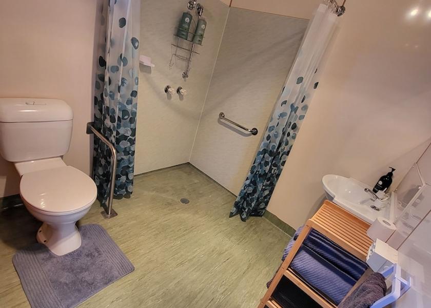 Tasmania Queenstown Bathroom