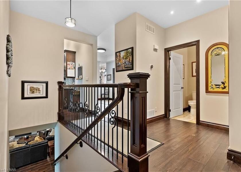 Ontario Niagara Falls Hallway