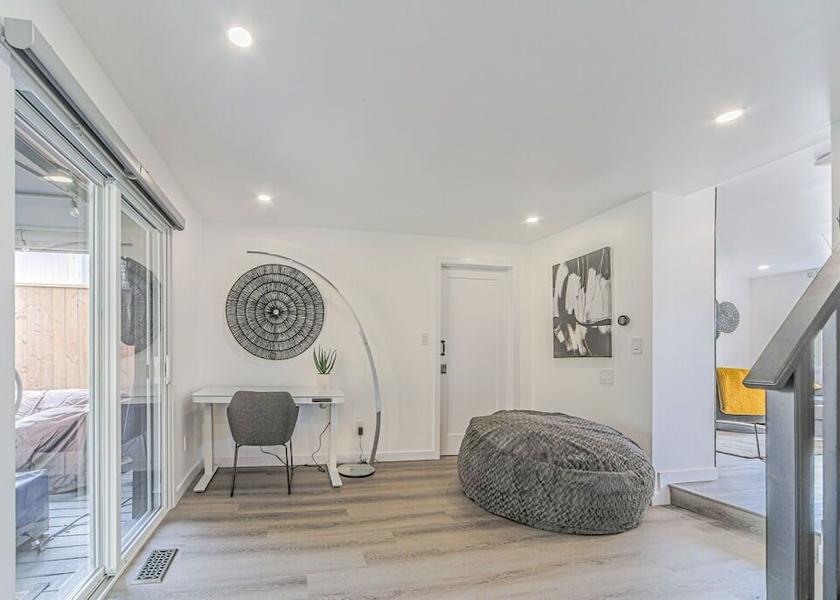 Ontario Niagara Falls Living Area