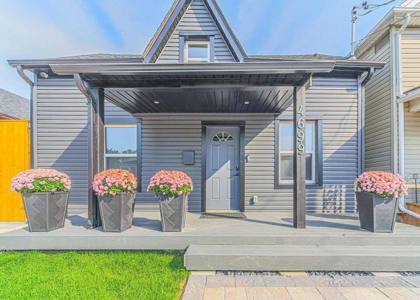 Ontario Niagara Falls Exterior Detail