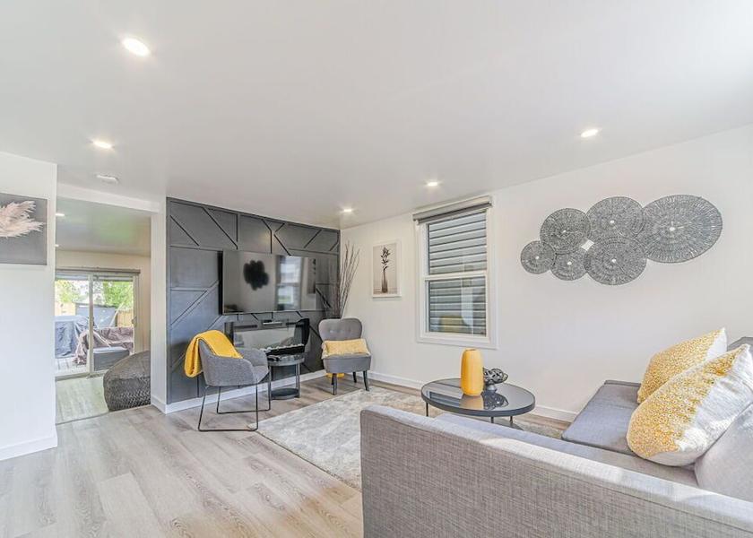 Ontario Niagara Falls Living Area