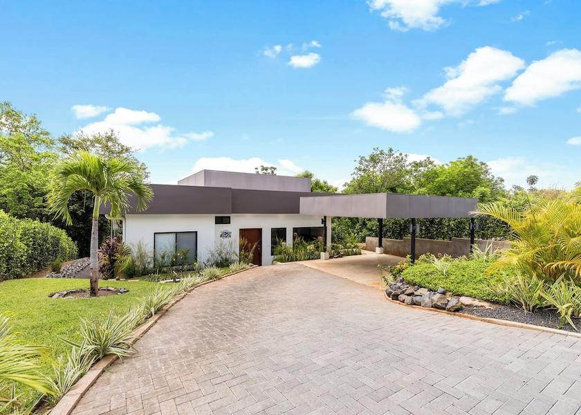 Guanacaste Coco Entrance