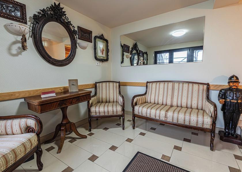 Hessen Raunheim Lobby sitting area