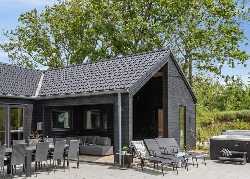 Syddanmark Henne Exterior Detail