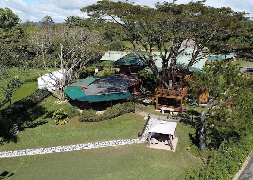 Santiago Jarabacoa Exterior Detail