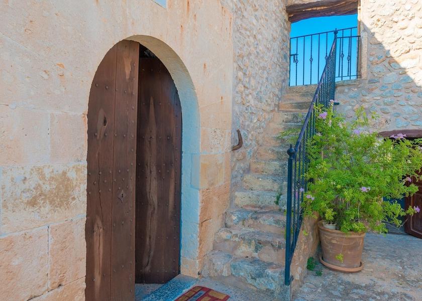 Raiguer Buger Exterior Detail