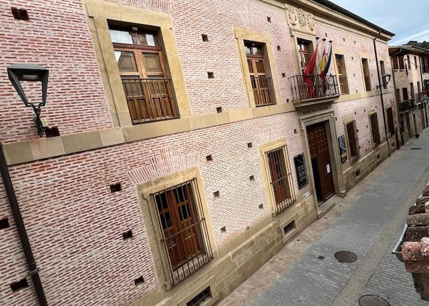 Navarre Estella Exterior Detail