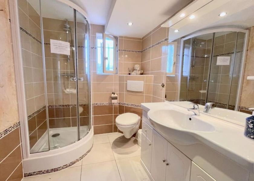 Provence-Alpes-Côte d'Azur Saint-Raphael Bathroom