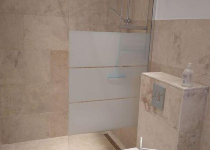 Provence-Alpes-Côte d'Azur Cavaillon Bathroom