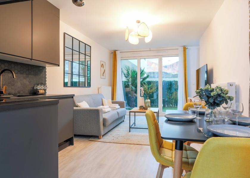 Ile-de-France Montreuil Dining Area