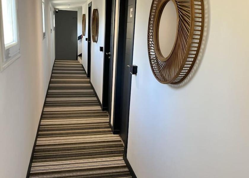 Handrails in hallways