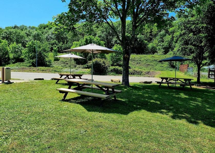 Auvergne-Rhône-Alpes Coudes Terrace