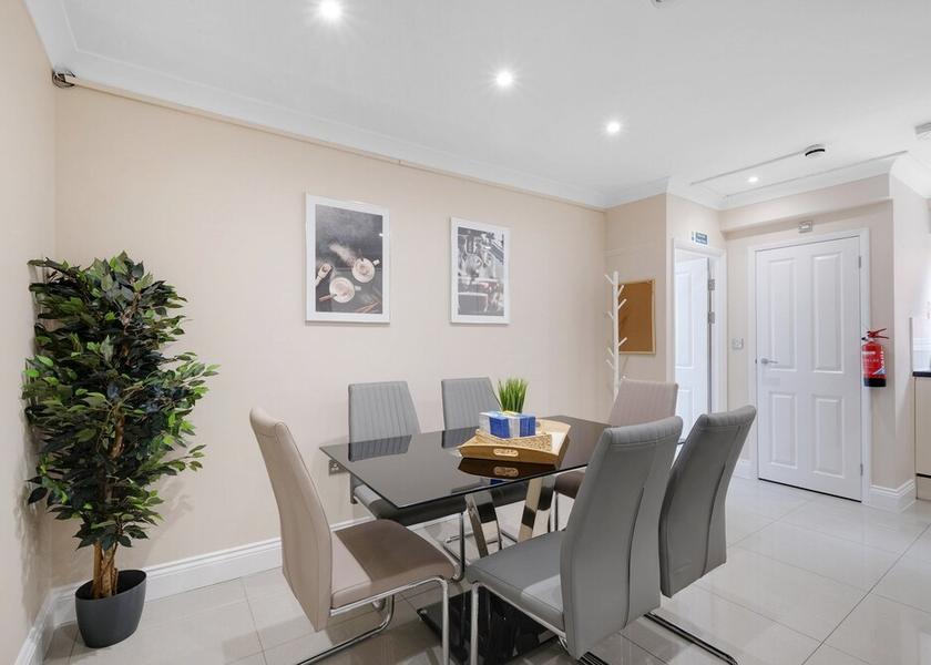 England Staines In-Room Dining