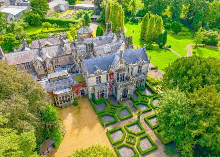 England Kendal Exterior Detail