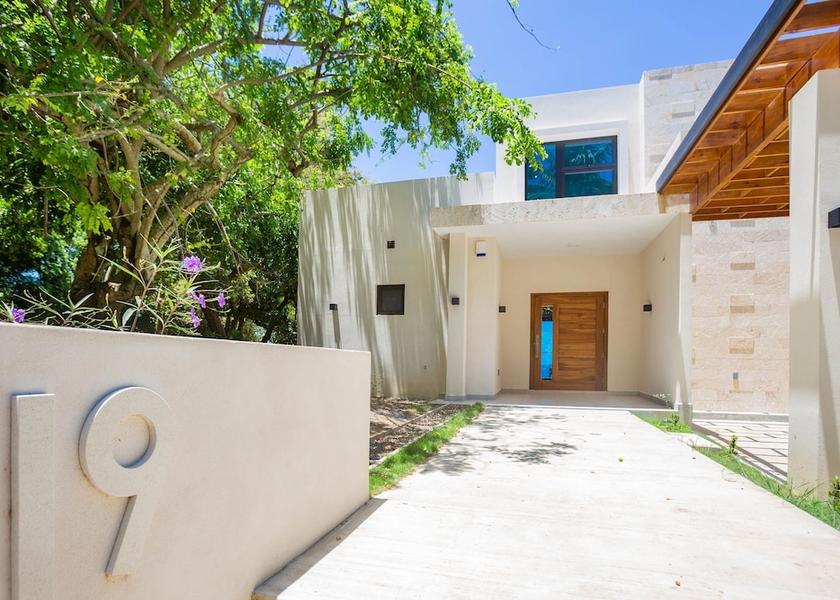 Islas de la Bahia Roatan Exterior Detail