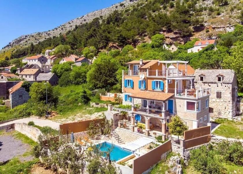 Split-Dalmatia Dugi Rat Exterior Detail