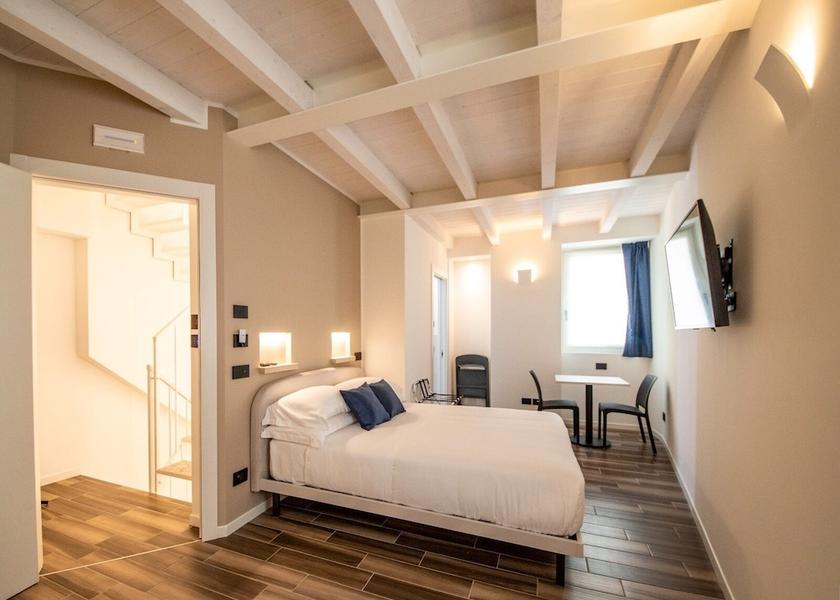 Lombardy Lovere Room