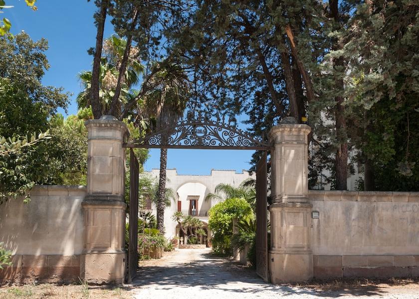 Puglia Aradeo Garden