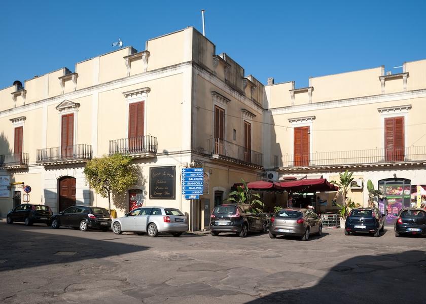 Puglia Aradeo Facade