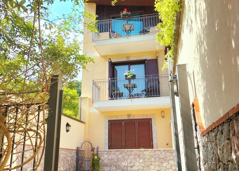 Sicily Gaggi Courtyard