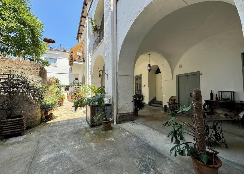 Campania Meta Entrance