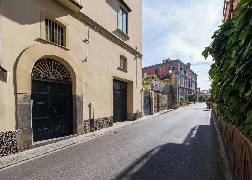 Campania Meta Facade