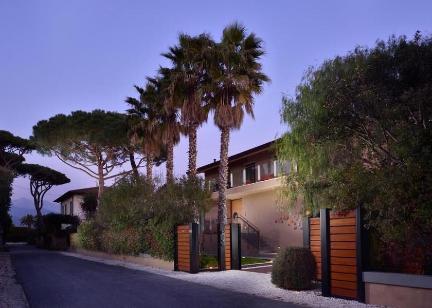 Tuscany Forte dei Marmi Exterior Detail