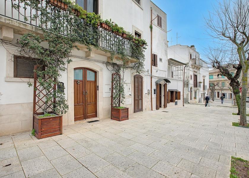 Puglia Noci Exterior Detail