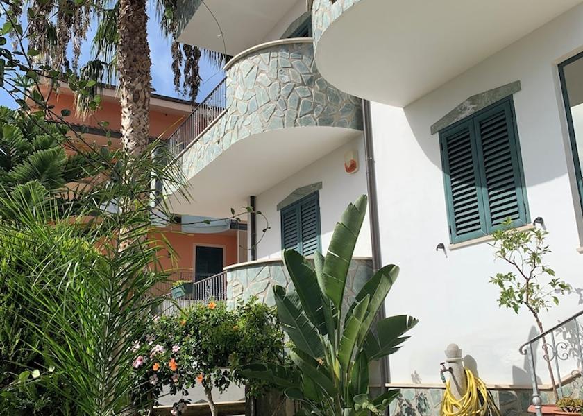 Calabria Gizzeria Exterior Detail