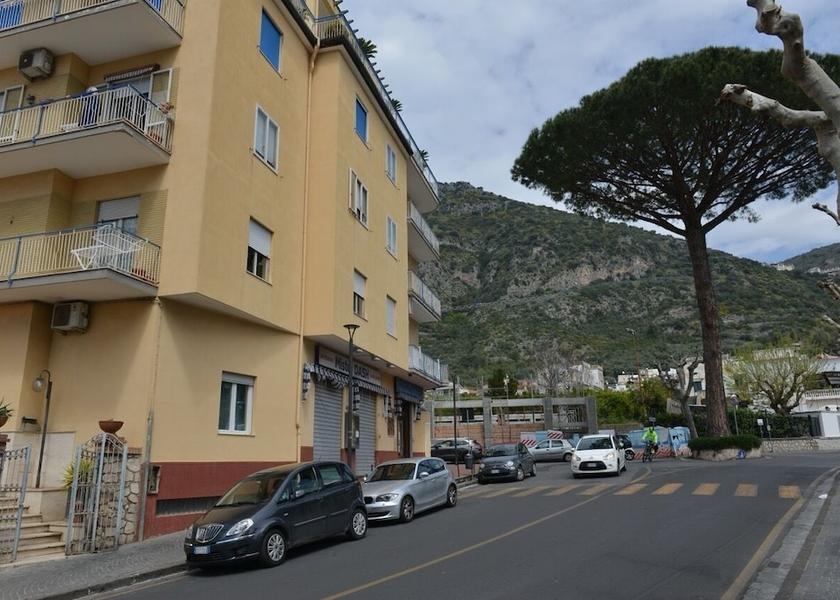 Campania Meta Facade