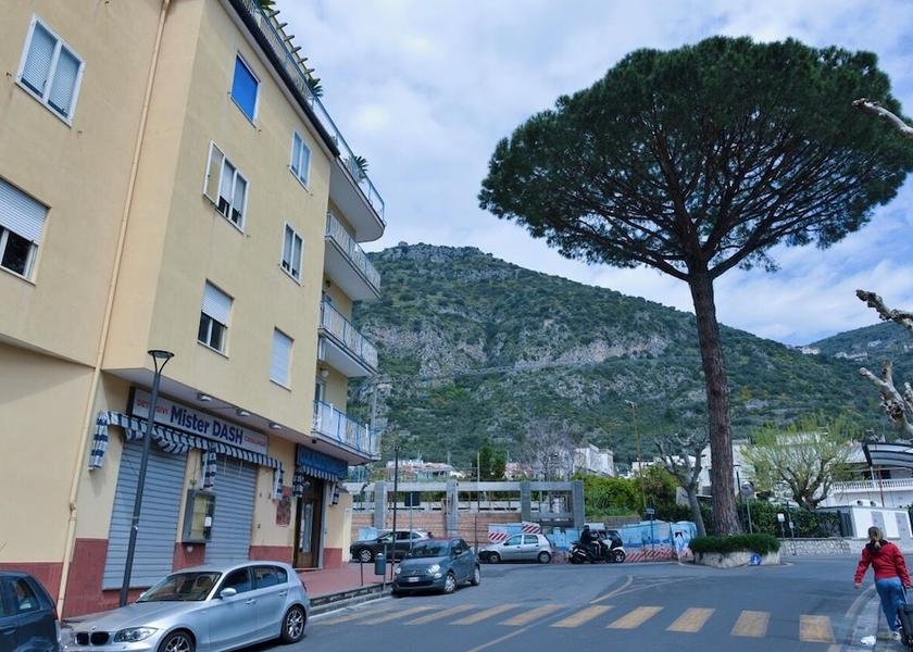 Campania Meta Facade