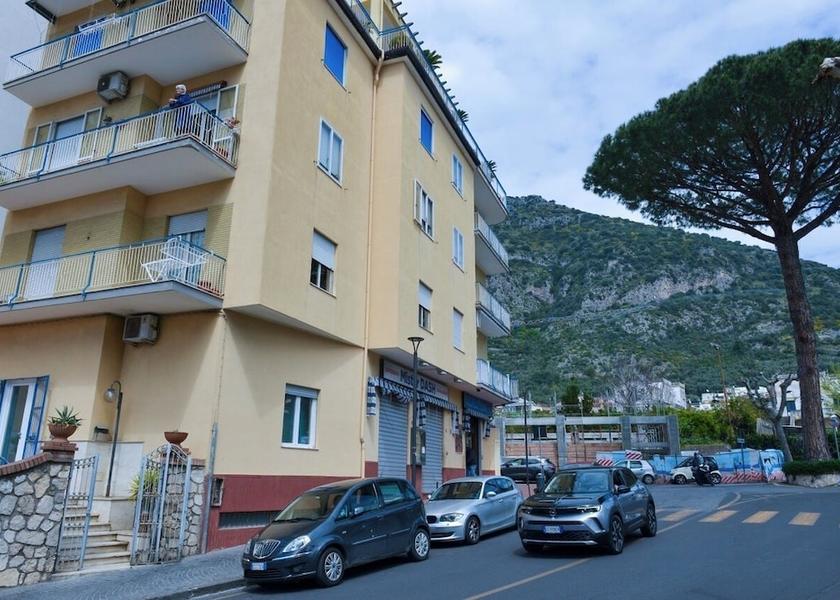 Campania Meta Facade