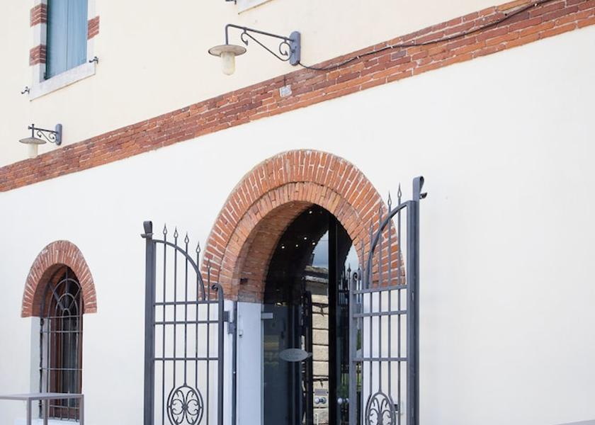 Veneto Zevio Exterior Detail