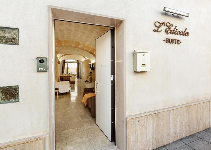 Puglia Pulsano Exterior Detail