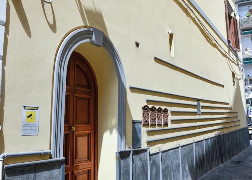 Campania Meta Facade