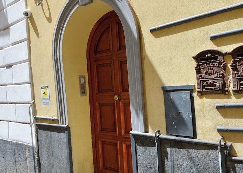 Campania Meta Facade