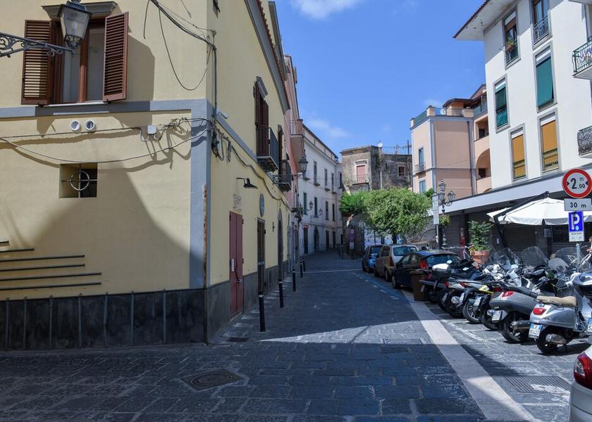 Campania Meta Exterior Detail