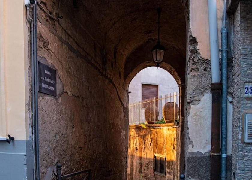 Campania Meta Exterior Detail