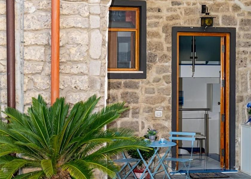 Campania Meta Facade