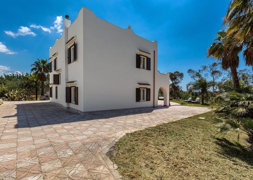 Puglia Pulsano Exterior Detail