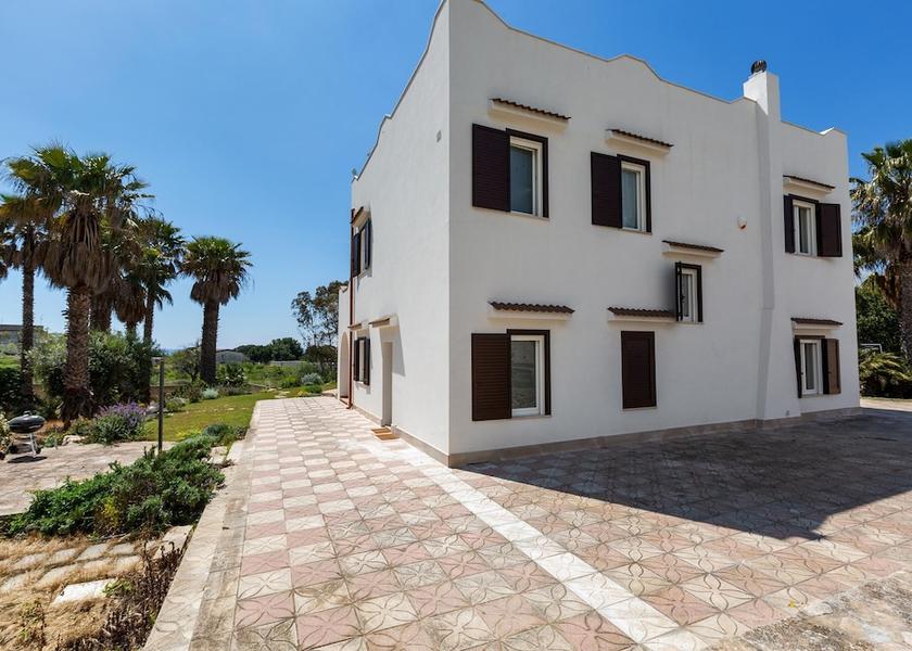 Puglia Pulsano Exterior Detail