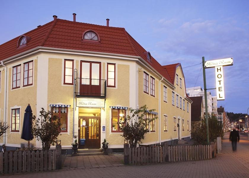 Västra Götaland County Uddevalla Front of property - evening/night