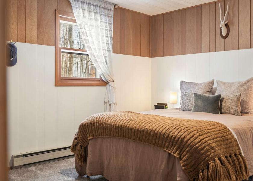 Pennsylvania Pocono Lake Room