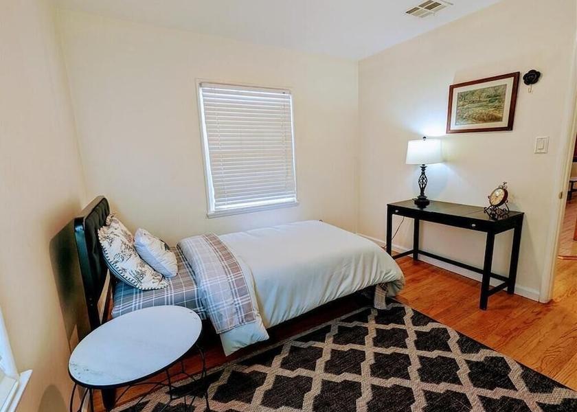 California Van Nuys Room