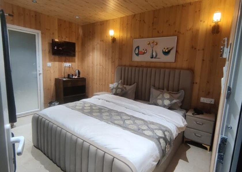 Uttarakhand Dhanaulti Deluxe Room Pine Cottage